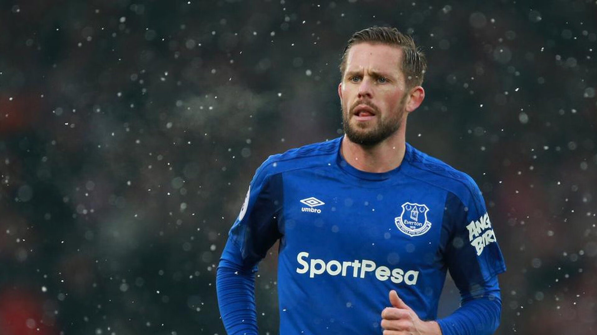 足球赛场焦点！英格兰队对阵意大利队，关键一战，双方鏖战至最后一刻